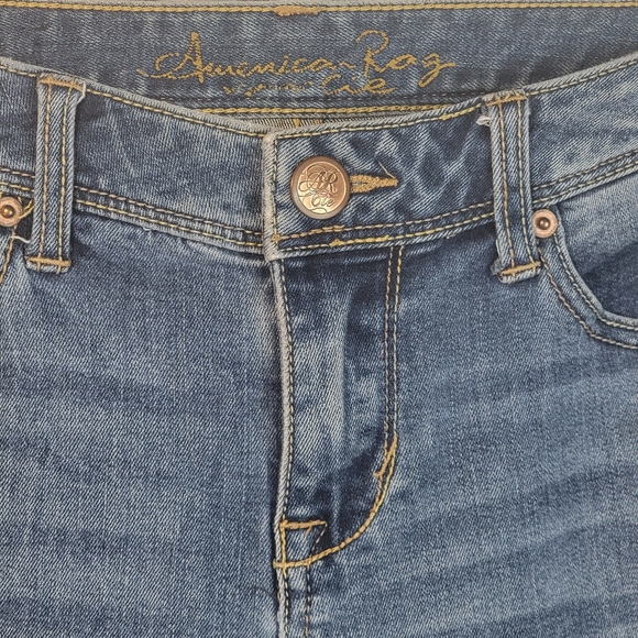 American Rag Light Wash Straight Leg Mid-Rise Distressed Jean, EUC, size 7 - Picture 3 of 8